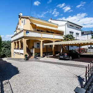  Apartment Sara